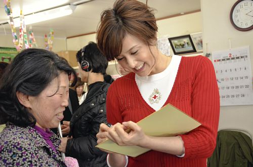 藤原紀香が被災地訪問「日本中の人が、忘れてはいけないといつも心の中に思って」