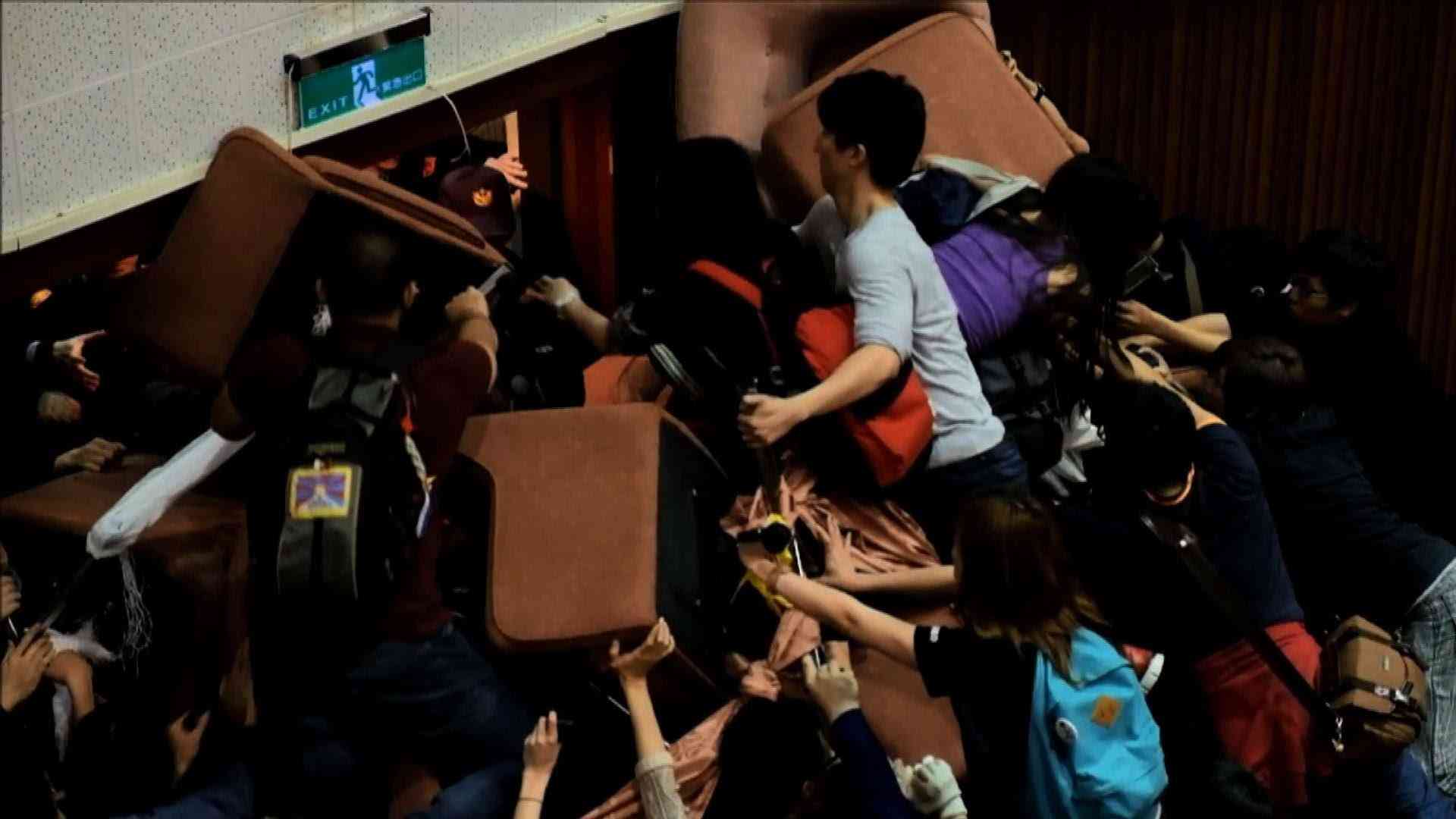 台湾国会を学生らが占拠、中国との貿易協定に反対 - YouTube