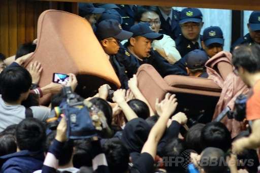 【拡散】台湾が中国へ吸収か？法案に反対する学生が議場を占拠