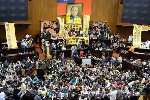【拡散】台湾が中国へ吸収か？法案に反対する学生が議場を占拠