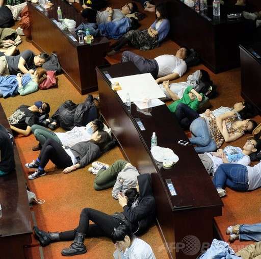 【拡散】台湾が中国へ吸収か？法案に反対する学生が議場を占拠