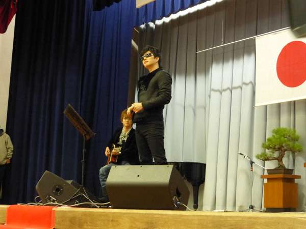 GACKT、約束を果たすため、風のように現れ風のように去る…徳島県の中学校卒業式でゲリラライブ