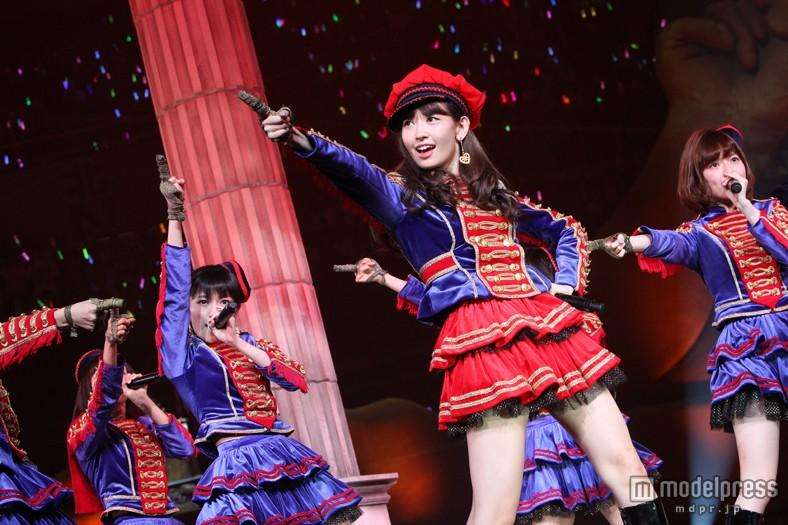 平子理沙、スクールガール風ファッション公開で「眩しい」の声
