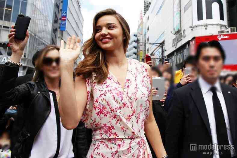 ミランダ・カー、突如東京・渋谷に降臨！気さくにファンと交流、街は騒然
