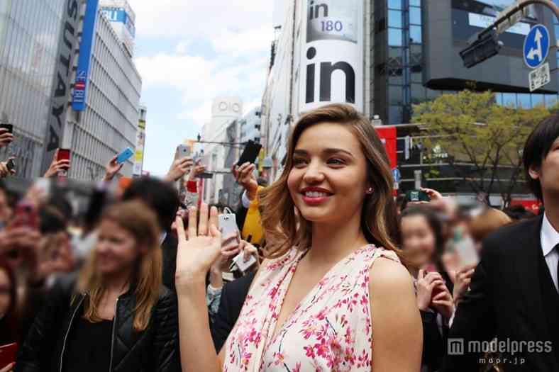 ミランダ・カー、突如東京・渋谷に降臨！気さくにファンと交流、街は騒然