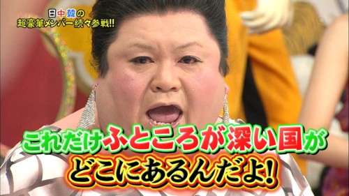 「井戸端会議をする高齢者のために医療費を出したくない」人気グラドル・小柳歩の発言に賛否