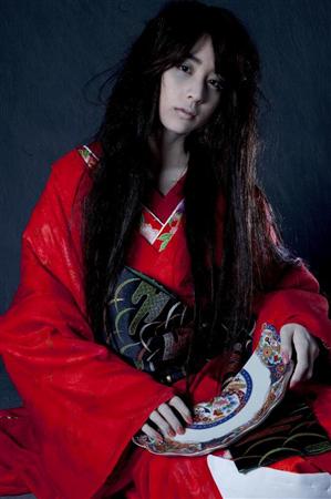 山本美月、白塗りの幽霊に変身