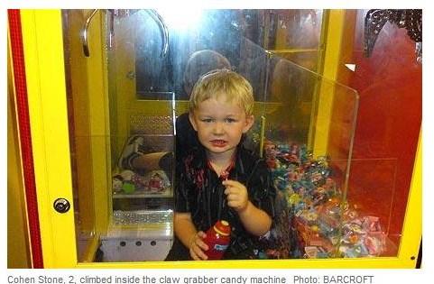 米3歳児が一時行方不明、クレーンゲーム機の中から発見される