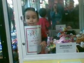 米3歳児が一時行方不明、クレーンゲーム機の中から発見される