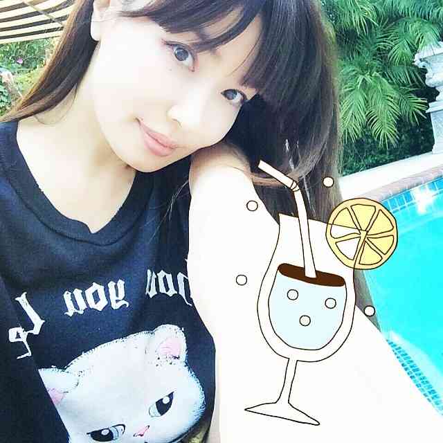 平子理沙、スクールガール風ファッション公開で「眩しい」の声