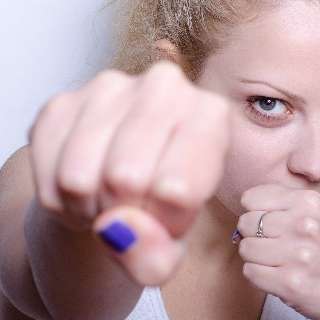 素手で！　包丁で!?　女たちのちょっと意外なゴキブリ撃退法 ｜ 「マイナビウーマン」