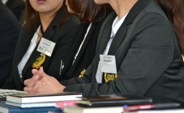 新入社員は朝一番に出社すべき?