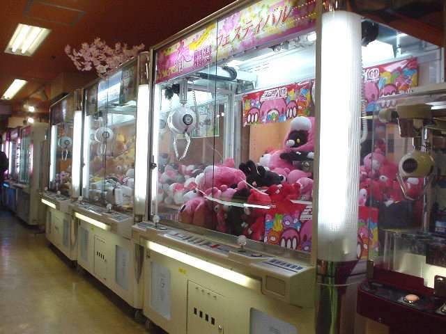 米3歳児が一時行方不明、クレーンゲーム機の中から発見される