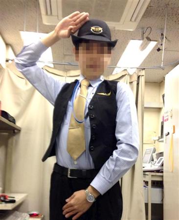 JR契約社員がフェイスブックに不適切画像　女性駅員の制服？着用