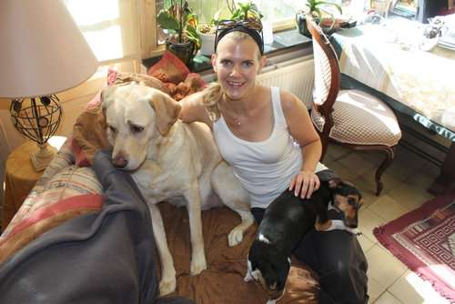 「こんなに幸せそうな犬を見たことがない…」観光客が必ず写真を撮っていくベルギーの名物犬