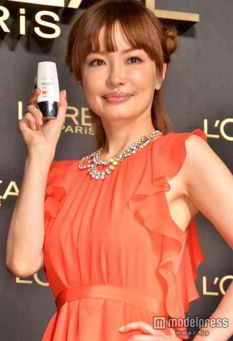 平子理沙、スクールガール風ファッション公開で「眩しい」の声