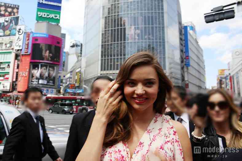 ミランダ・カー、突如東京・渋谷に降臨！気さくにファンと交流、街は騒然