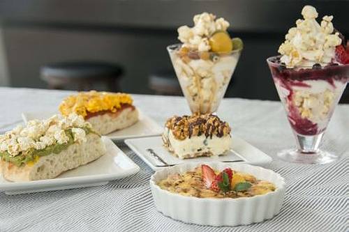 高級ポップコーン初のカフェ、ポップピザやポップコーンパフェなども