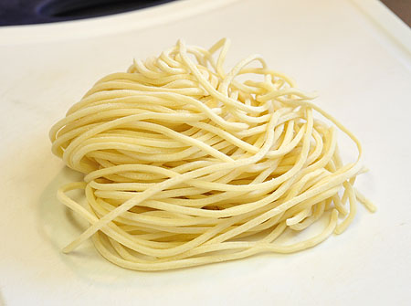 お家で本格自家製麺が作れる! 全自動の製麺機『おうちdeヌードル』発売