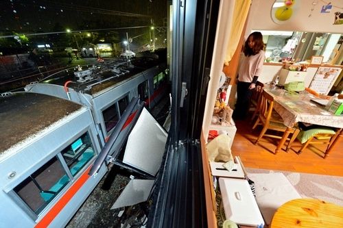 ベランダ消え、電車が見えた　山陽電鉄脱線、沿線の住宅　(((((((( ；ﾟДﾟ))))))))ｶﾞｸｶﾞｸﾌﾞﾙ