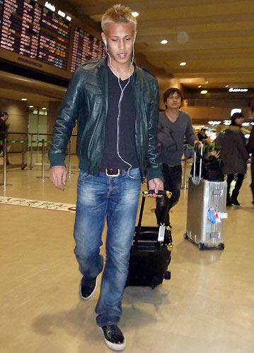 サッカー本田圭佑、黄色いジャケットで帰国！羽田空港大パニック