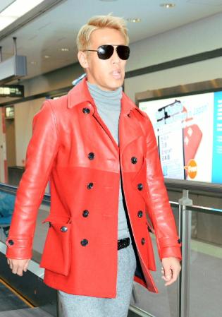 サッカー本田圭佑、黄色いジャケットで帰国！羽田空港大パニック