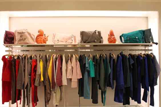 お洋服の色何色が多いですか？