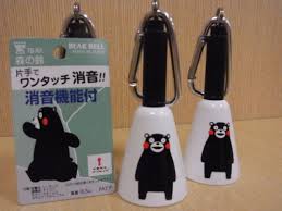 【動画】 民家の庭に侵入したクマをブルドッグ2匹が前後に回り込み睨みつけ撃退