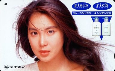 中村アン、黒のシースルードレスで背中見せ！