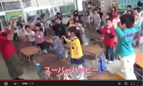【動画】ある小学校の朝一のハイテンションすぎる「あいさつ訓練」に賛否両論