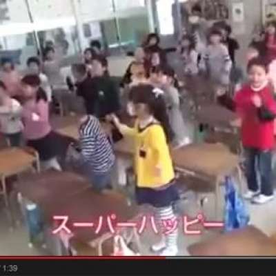 【動画】ある小学校の「あいさつ訓練」がハイテンションすぎてヤバイと話題 – ガジェット通信
