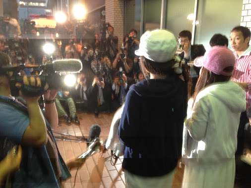 AKB48川栄李奈・入山杏奈が退院「ご心配をおかけしました」…負傷した腕にはタオル