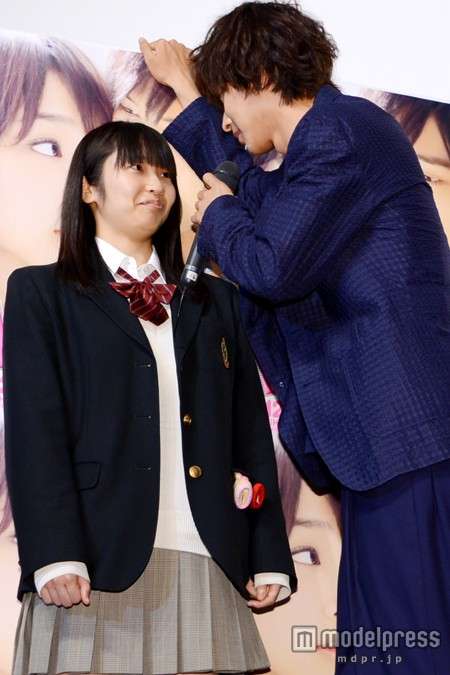 山崎賢人が女子高生に“生壁ドン” 至近距離で見つめ「あんたの困ってる顔好きかも」