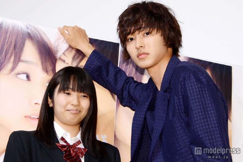 山崎賢人が女子高生に“生壁ドン”　至近距離で見つめ「あんたの困ってる顔好きかも」