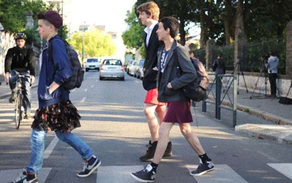 「男もスカートを履いて学校に行こう！」性差別撲滅キャンペーンで男子生徒数百人がスカートで登校（フランス）