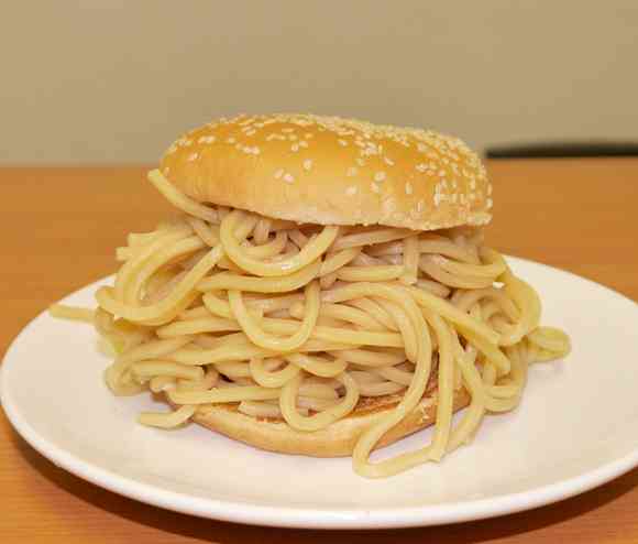 【実践】大勝軒のつけ麺をバーガーキングのバンズで挟んで「つけ麺バーガー」を作ってみた！ | ロケットニュース24