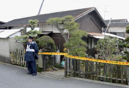 寝たきり妻を殺害容疑　介護の96歳夫を逮捕