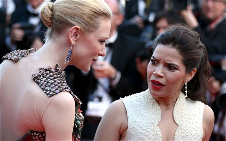 カンヌ映画祭で女優のスカートの中に男が潜り込む！過去にはレオナルド・ディカプリオの股間を襲ったことも