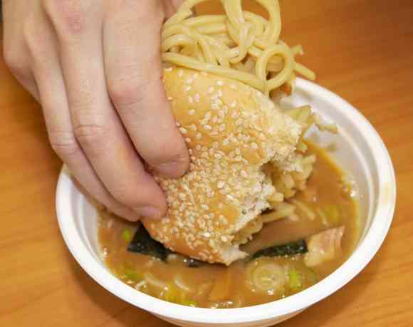 ロッテリアのつけ麺バーガー、広告写真と実際の商品の差がひどすぎると話題