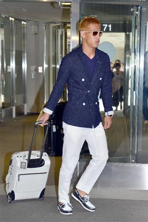 サッカー本田圭佑、黄色いジャケットで帰国！羽田空港大パニック