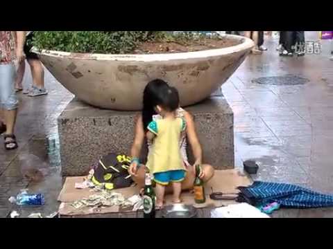 1歳半の子供をだしに乞食をしている若いママ　-中国 - YouTube