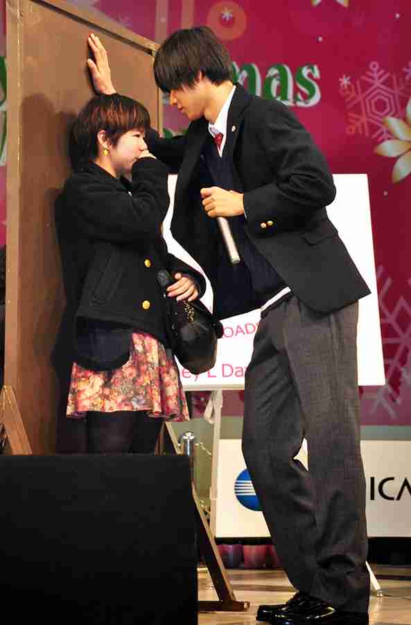 山崎賢人が女子高生に“生壁ドン” 至近距離で見つめ「あんたの困ってる顔好きかも」