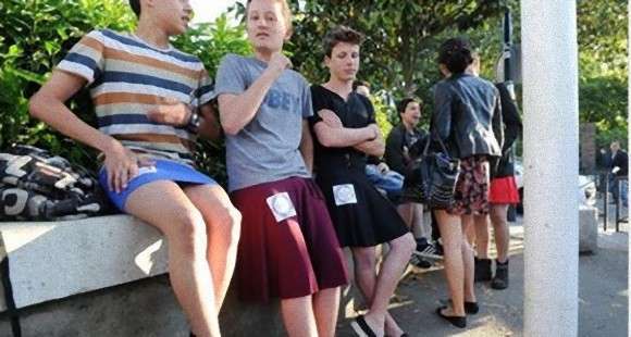 「男もスカートを履いて学校に行こう！」性差別撲滅キャンペーンで男子生徒数百人がスカートで登校（フランス）