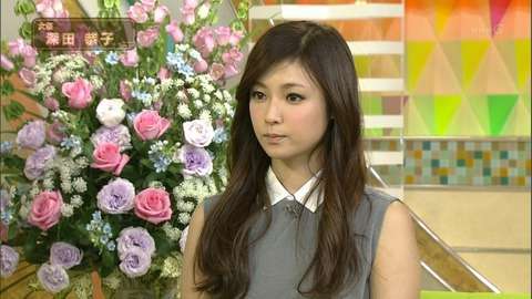 顔面パンパン、頬の上の横シワ…深田恭子に 