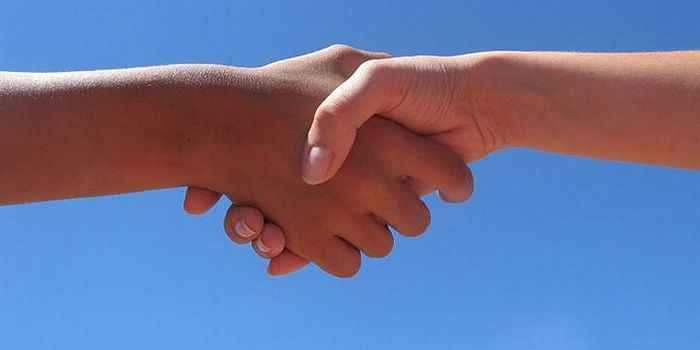 禁煙に続け！米国で危険だから「握手は禁止」の動き進む
