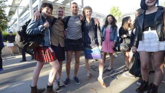 「男もスカートを履いて学校に行こう！」性差別撲滅キャンペーンで男子生徒数百人がスカートで登校（フランス）