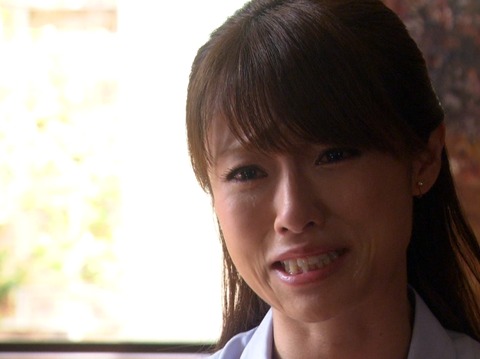 顔面パンパン、頬の上の横シワ…深田恭子に 
