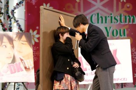 「壁ドン」、実際に行うとセクハラで訴訟の恐れ