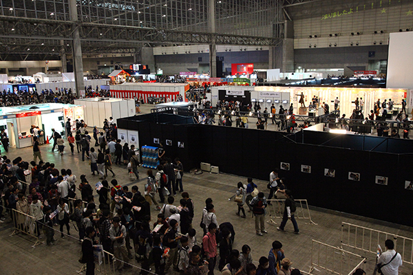 アイドル握手会どうなる?専門家「メンバーと客の間にアクリル板を設けて握手する」