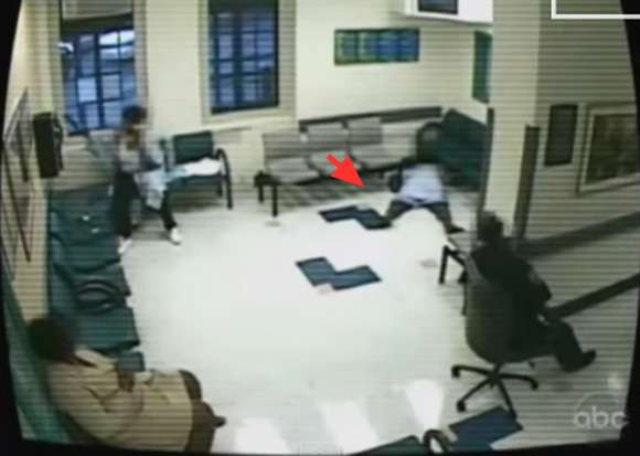 【実験】男性が苦しみながら倒れている!浮浪者風と紳士風で人々の反応は変わるのか?→その結果…